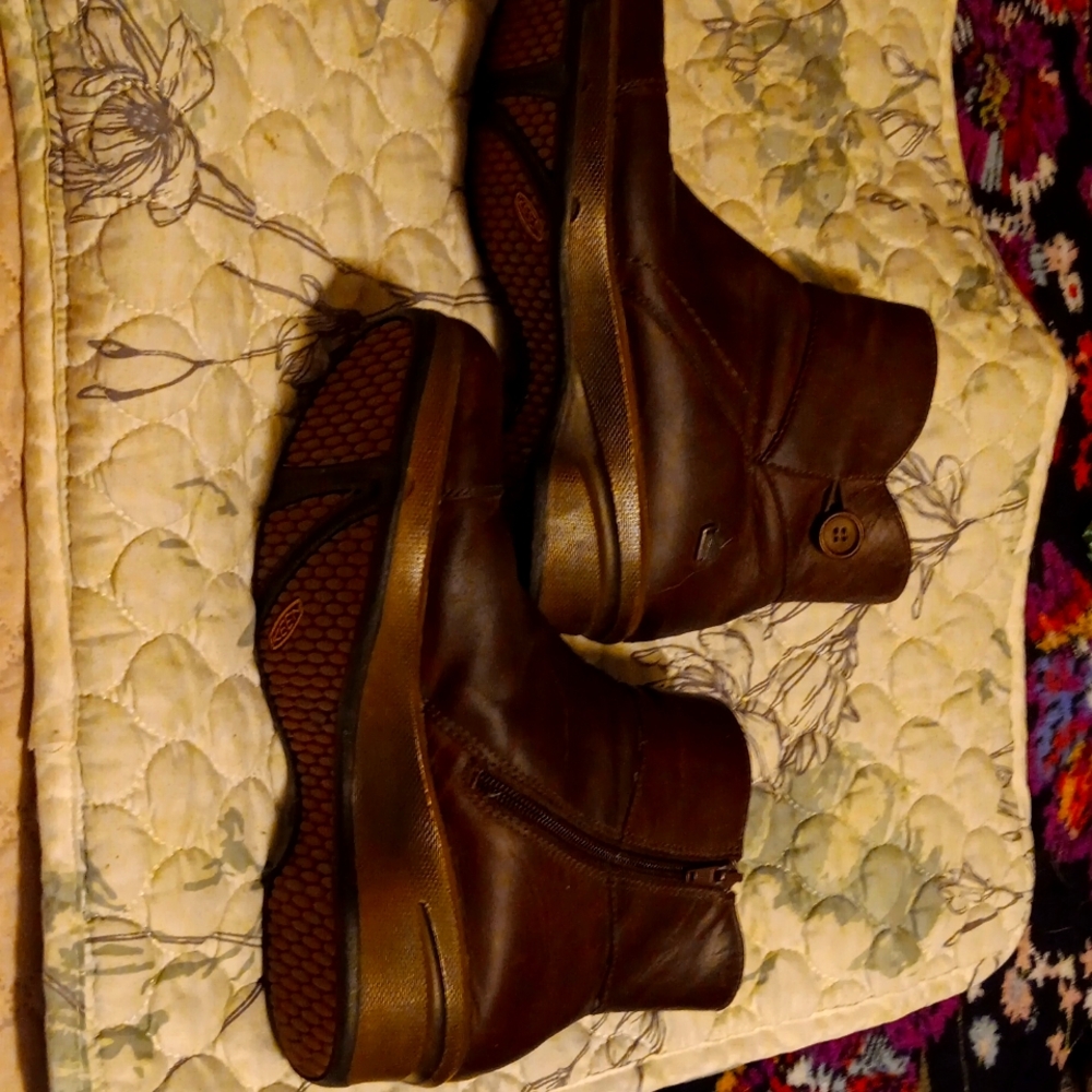 Keen Boots Size 9